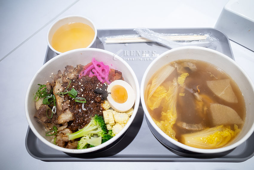 為外帶而生的多吃法拌湯麵，用日本知名的茅乃舍當基底高湯，湯濃麵可口