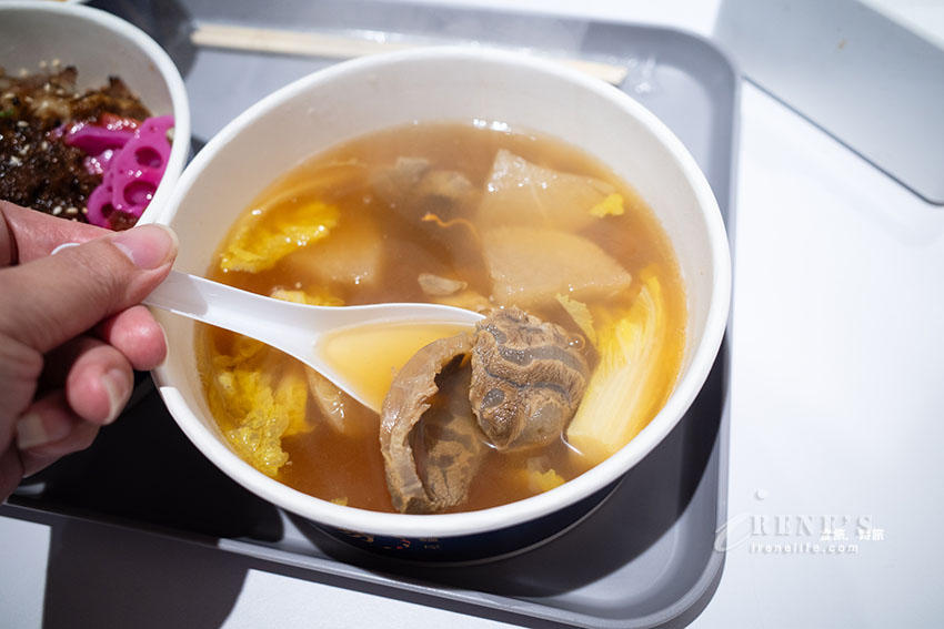 為外帶而生的多吃法拌湯麵，用日本知名的茅乃舍當基底高湯，湯濃麵可口