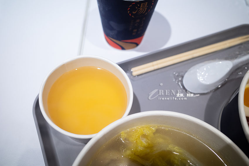 為外帶而生的多吃法拌湯麵，用日本知名的茅乃舍當基底高湯，湯濃麵可口