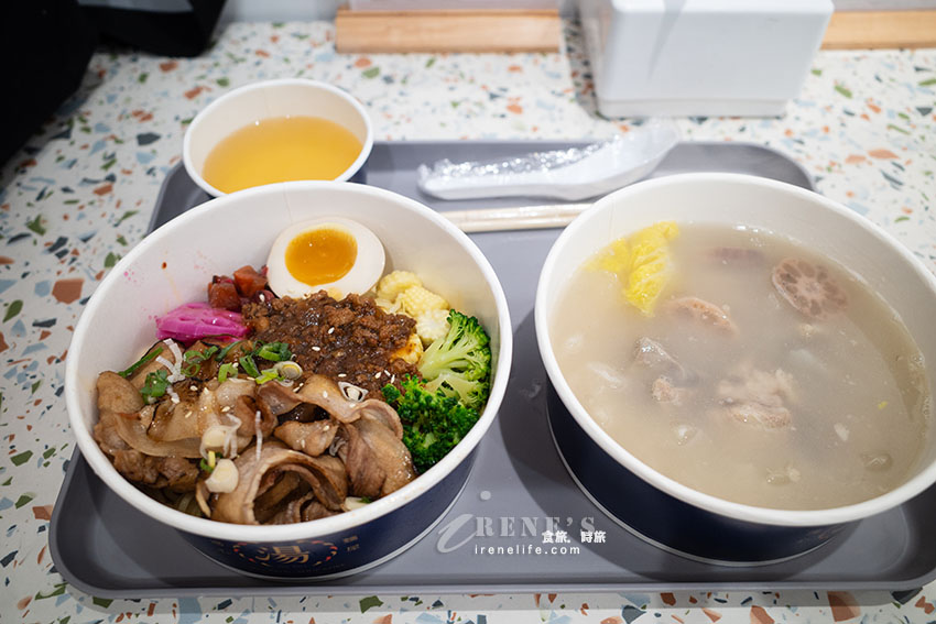 為外帶而生的多吃法拌湯麵，用日本知名的茅乃舍當基底高湯，湯濃麵可口