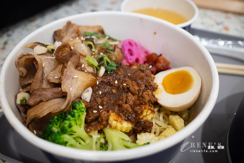 為外帶而生的多吃法拌湯麵，用日本知名的茅乃舍當基底高湯，湯濃麵可口