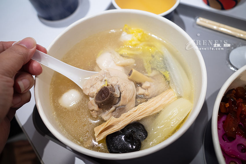 為外帶而生的多吃法拌湯麵，用日本知名的茅乃舍當基底高湯，湯濃麵可口