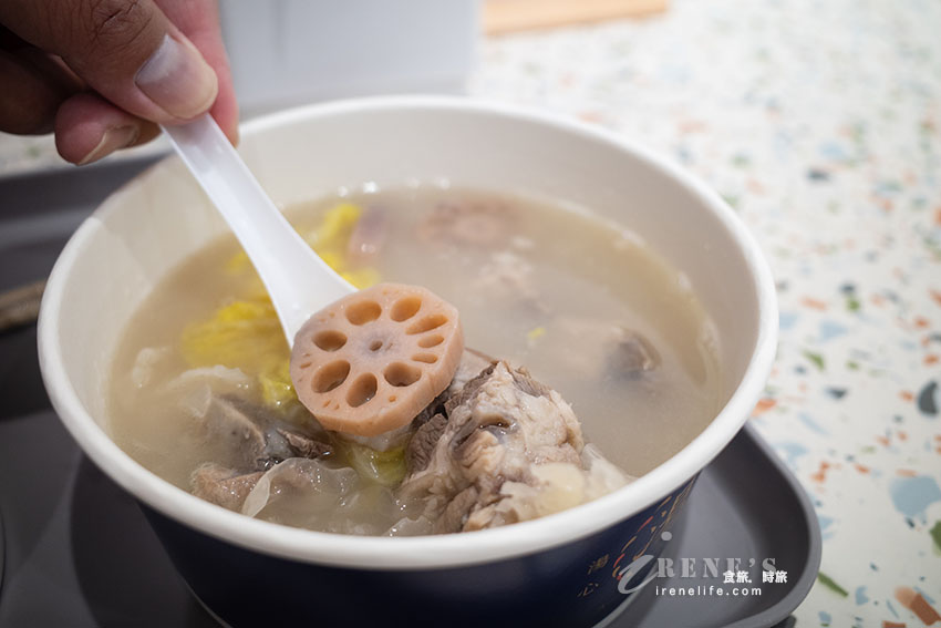 為外帶而生的多吃法拌湯麵，用日本知名的茅乃舍當基底高湯，湯濃麵可口