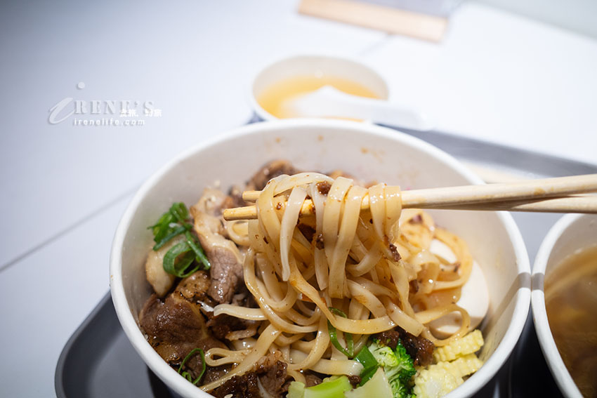為外帶而生的多吃法拌湯麵，用日本知名的茅乃舍當基底高湯，湯濃麵可口