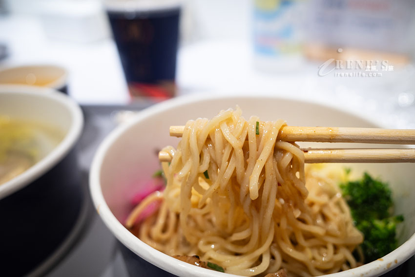 為外帶而生的多吃法拌湯麵，用日本知名的茅乃舍當基底高湯，湯濃麵可口
