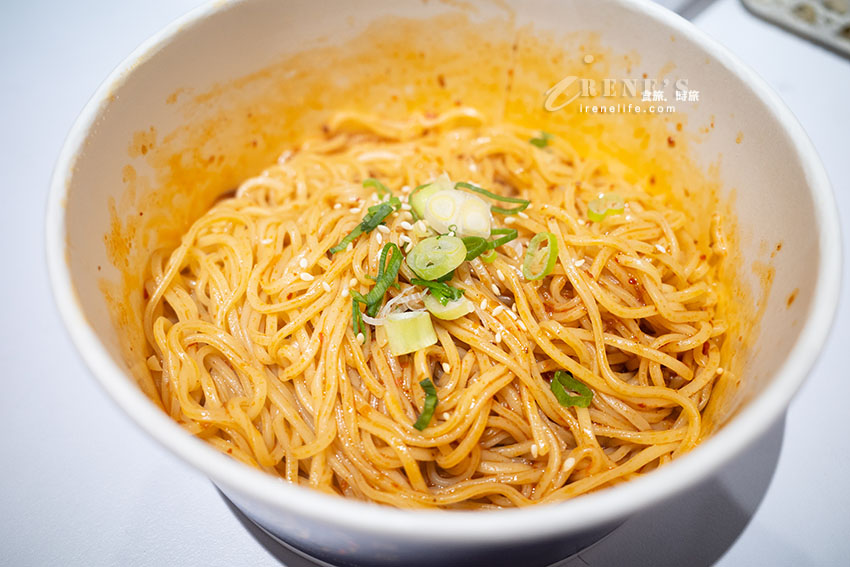 為外帶而生的多吃法拌湯麵，用日本知名的茅乃舍當基底高湯，湯濃麵可口