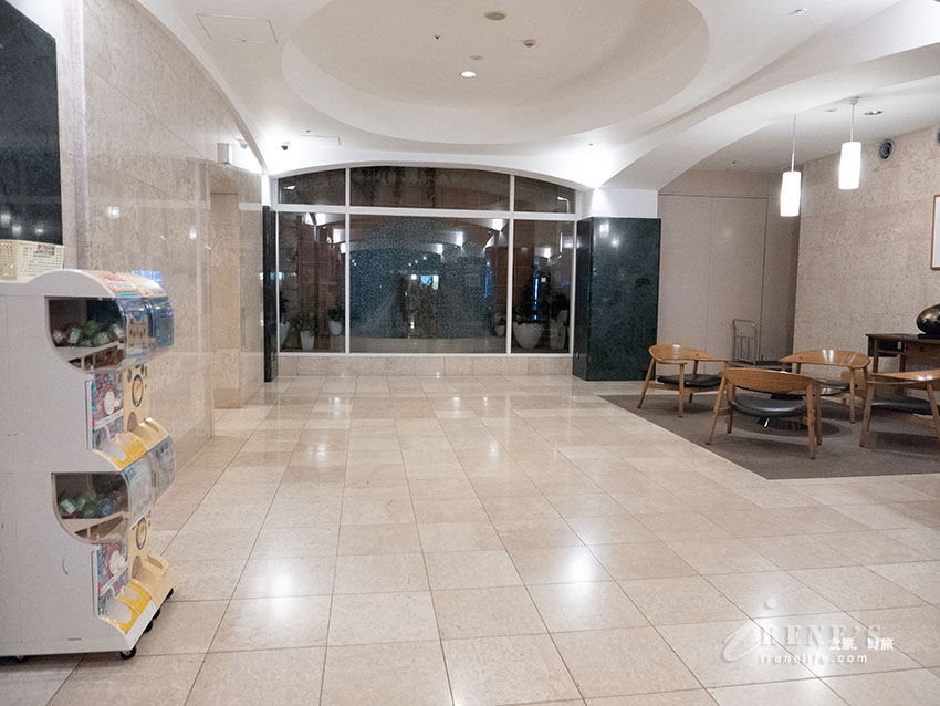 沖繩國際通上平價住宿,牧志站旁一出站就到飯店,樓下就是便利商店,飯店雖舊但乾淨方便 沖繩國際通上平價住宿,牧志站旁一出站就到飯店,樓下就是便利商店,飯店雖舊但乾淨方便