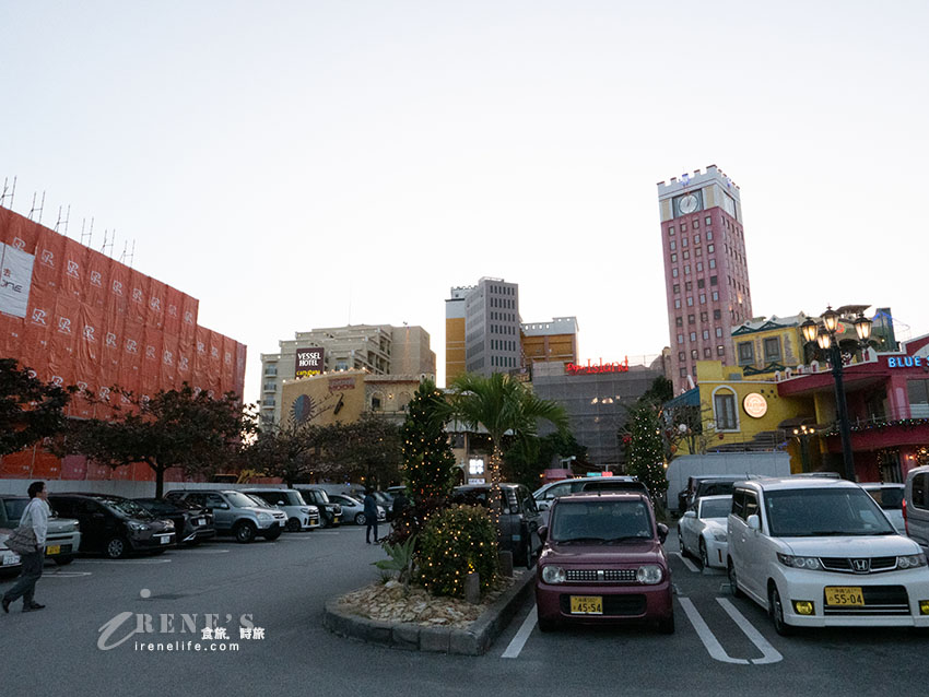 美國村親子住宿推薦|飲料、冰棒免費吃,海景展望浴場超級讚,旁邊就是日落沙灘 美國村親子住宿推薦|飲料、冰棒免費吃,海景展望浴場超級讚,旁邊就是日落沙灘