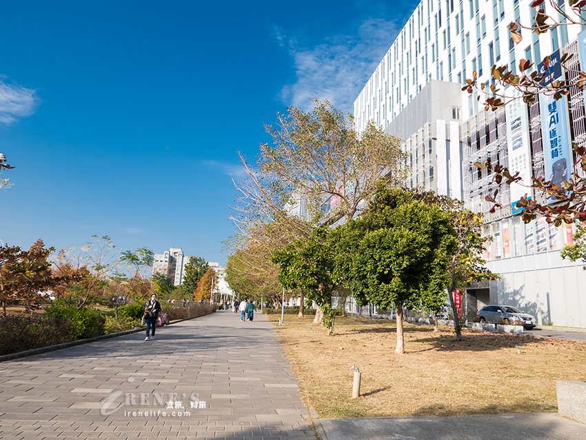 與南紡夢時代相連的台南老爺行旅,房間設計感十足,還有飲料、甜點、零食可享用 與南紡夢時代相連的台南老爺行旅,房間設計感十足,還有飲料、甜點、零食可享用