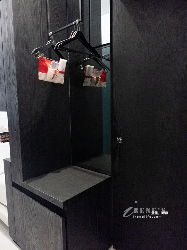 與南紡夢時代相連的台南老爺行旅，房間設計感十足，還有飲料、甜點、零食可享用