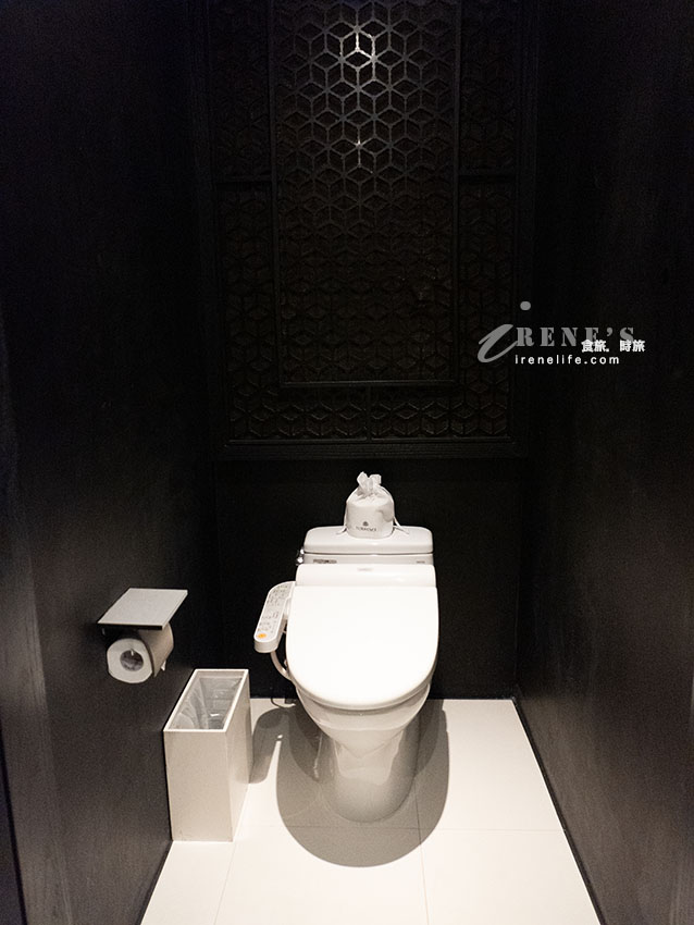 與南紡夢時代相連的台南老爺行旅，房間設計感十足，還有飲料、甜點、零食可享用