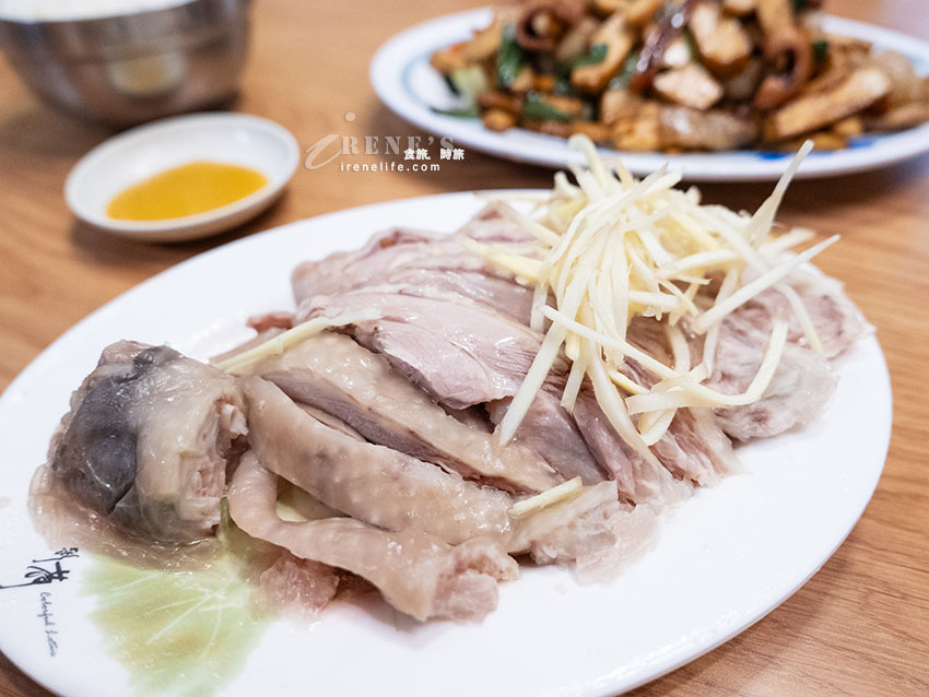 新竹內灣在地人推薦的60年老店，尖峰用餐時段未到就大排長龍，份量十足請謹慎點餐