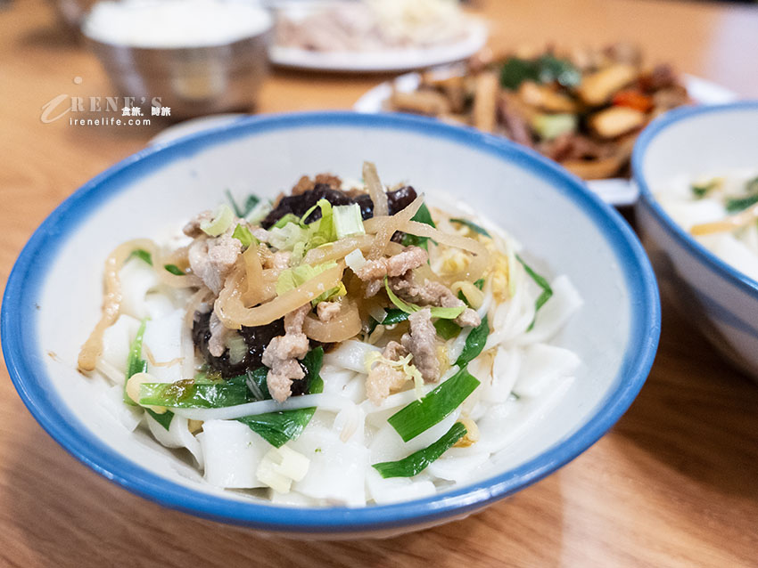 新竹內灣在地人推薦的60年老店，尖峰用餐時段未到就大排長龍，份量十足請謹慎點餐