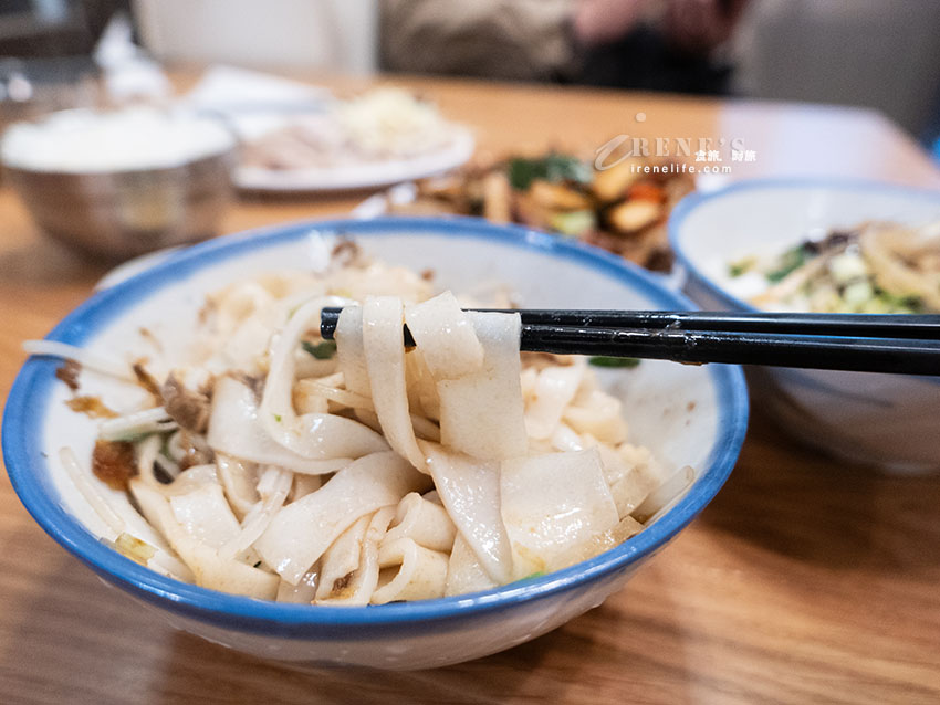 新竹內灣在地人推薦的60年老店，尖峰用餐時段未到就大排長龍，份量十足請謹慎點餐