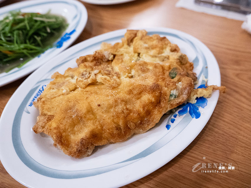 新竹內灣在地人推薦的60年老店，尖峰用餐時段未到就大排長龍，份量十足請謹慎點餐