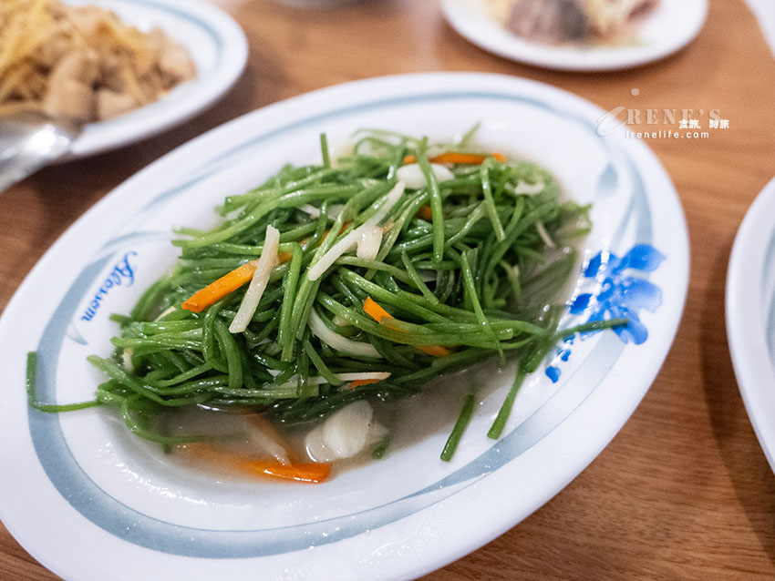 新竹內灣在地人推薦的60年老店，尖峰用餐時段未到就大排長龍，份量十足請謹慎點餐
