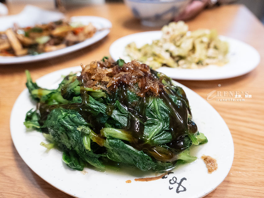 新竹內灣在地人推薦的60年老店，尖峰用餐時段未到就大排長龍，份量十足請謹慎點餐