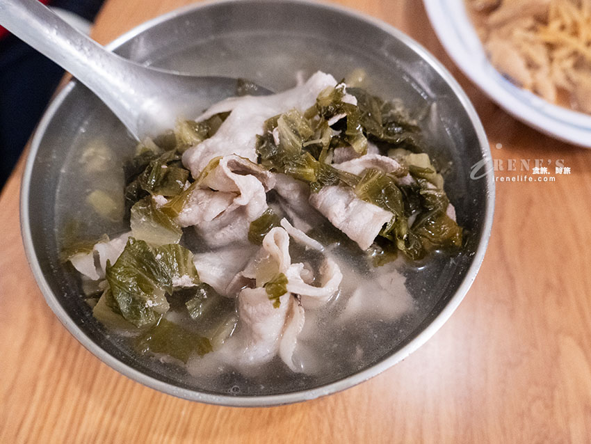 新竹內灣在地人推薦的60年老店，尖峰用餐時段未到就大排長龍，份量十足請謹慎點餐