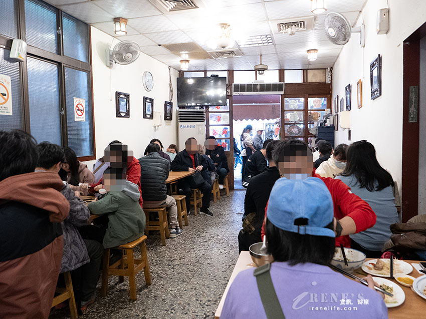 新竹內灣在地人推薦的60年老店，尖峰用餐時段未到就大排長龍，份量十足請謹慎點餐