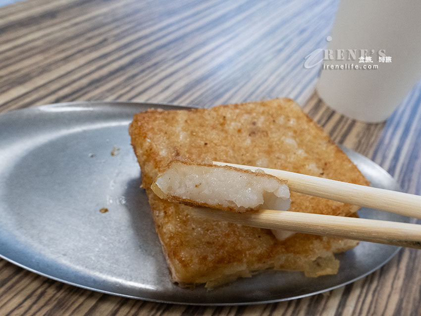 酥脆如餅乾的手工蛋餅,推薦加碎油條更有層次,炸蘿蔔糕外酥內軟也好吃 酥脆如餅乾的手工蛋餅,推薦加碎油條更有層次,炸蘿蔔糕外酥內軟也好吃