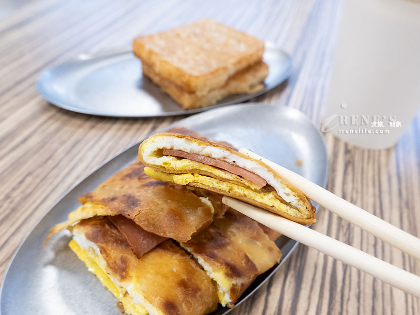 酥脆如餅乾的手工蛋餅,推薦加碎油條更有層次,炸蘿蔔糕外酥內軟也好吃 酥脆如餅乾的手工蛋餅,推薦加碎油條更有層次,炸蘿蔔糕外酥內軟也好吃