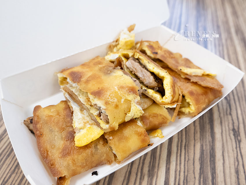 酥脆如餅乾的手工蛋餅,推薦加碎油條更有層次,炸蘿蔔糕外酥內軟也好吃 酥脆如餅乾的手工蛋餅,推薦加碎油條更有層次,炸蘿蔔糕外酥內軟也好吃