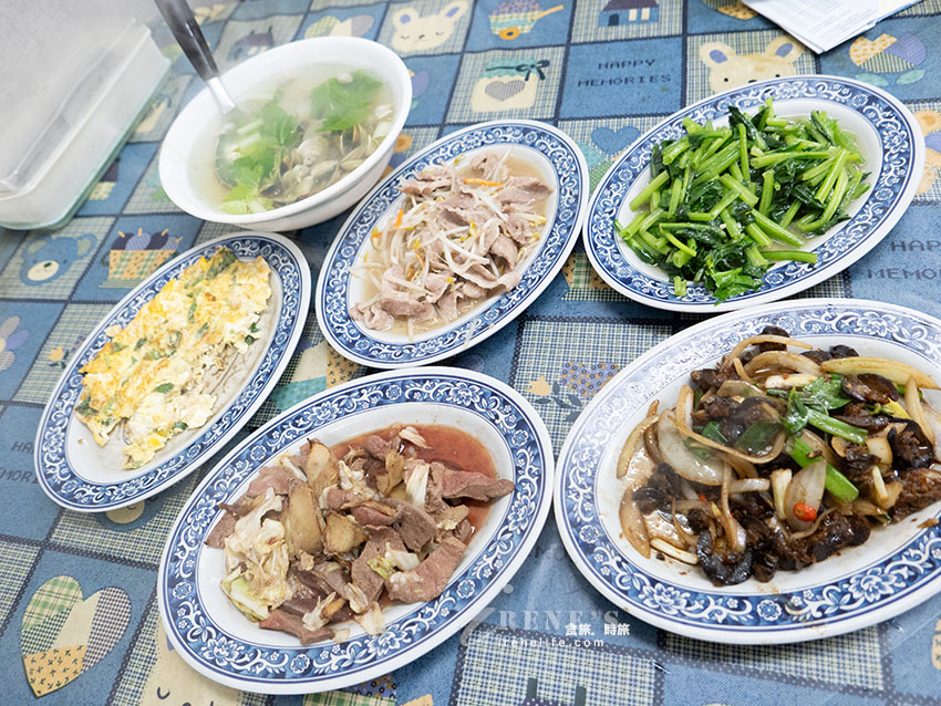 頭城火車站前超便宜的伍佰快炒，四菜一湯只要390元！帶有鍋氣份量足
