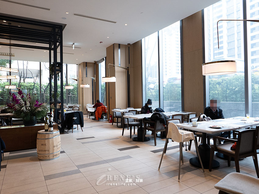 路易莎旗下新品牌，青焰炭火熟成牛排的自助吧比主餐還優秀，路易莎咖啡喝到飽