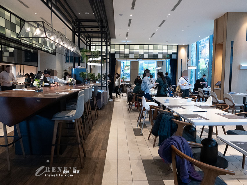路易莎旗下新品牌，青焰炭火熟成牛排的自助吧比主餐還優秀，路易莎咖啡喝到飽