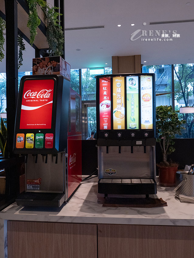 路易莎旗下新品牌，青焰炭火熟成牛排的自助吧比主餐還優秀，路易莎咖啡喝到飽