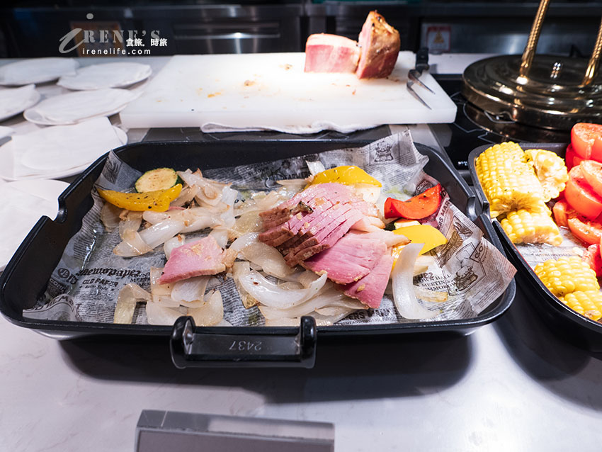 路易莎旗下新品牌，青焰炭火熟成牛排的自助吧比主餐還優秀，路易莎咖啡喝到飽