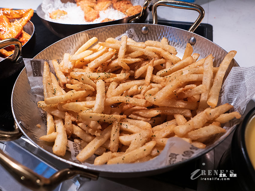 路易莎旗下新品牌，青焰炭火熟成牛排的自助吧比主餐還優秀，路易莎咖啡喝到飽