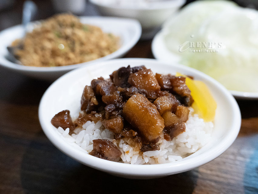 芝山站人氣麵店，從簡單的擔仔麵、魯肉飯到熱炒台菜全都有，適合人多好點菜