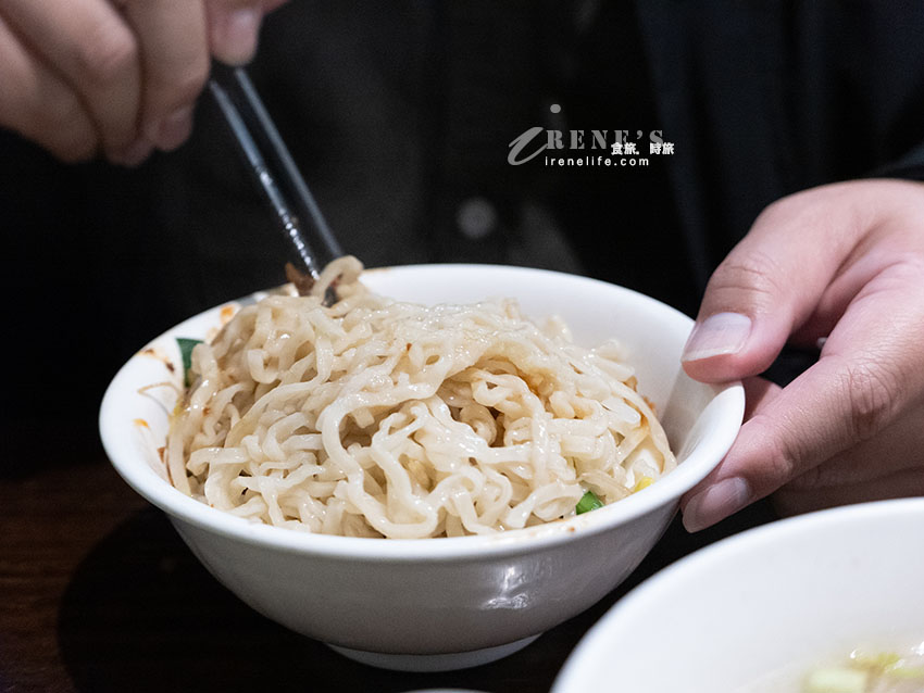 芝山站人氣麵店,從簡單的擔仔麵、魯肉飯到熱炒台菜全都有,適合人多好點菜 芝山站人氣麵店,從簡單的擔仔麵、魯肉飯到熱炒台菜全都有,適合人多好點菜