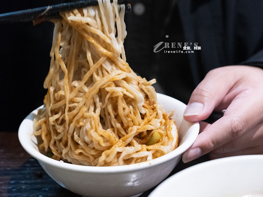 芝山站人氣麵店,從簡單的擔仔麵、魯肉飯到熱炒台菜全都有,適合人多好點菜 芝山站人氣麵店,從簡單的擔仔麵、魯肉飯到熱炒台菜全都有,適合人多好點菜