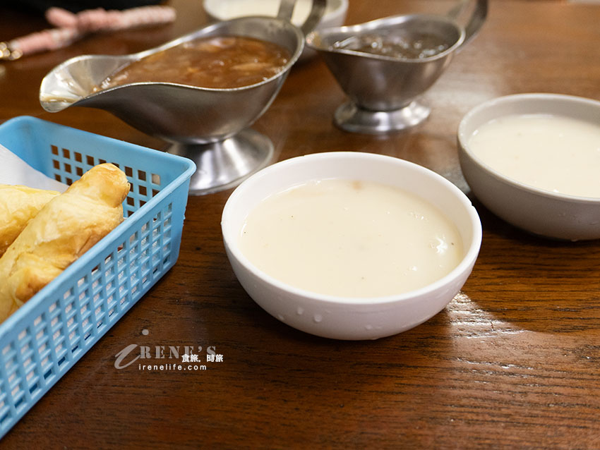 淡水老街老字號牛排店，牛排像臉一樣大，豬排一次給三塊！店內飲料無限暢飲