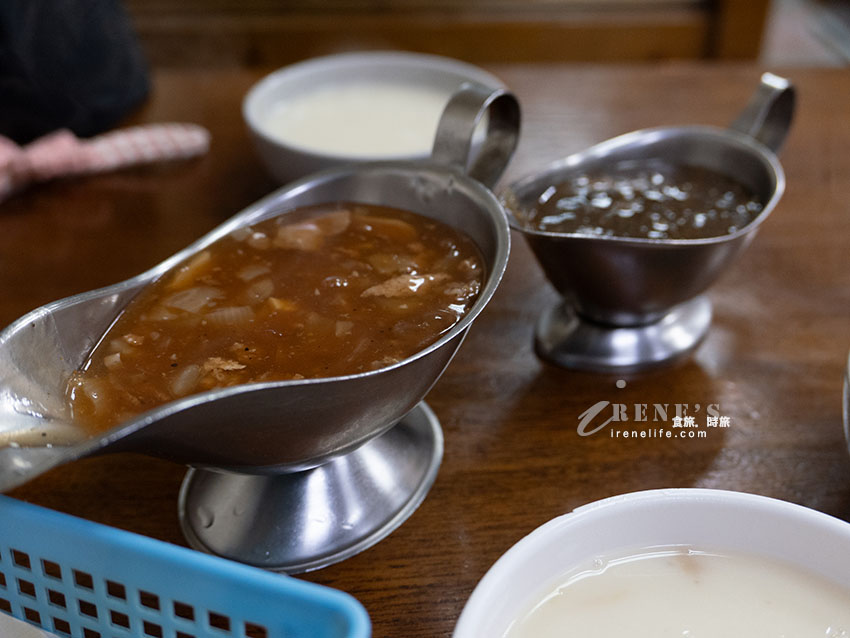 淡水老街老字號牛排店，牛排像臉一樣大，豬排一次給三塊！店內飲料無限暢飲