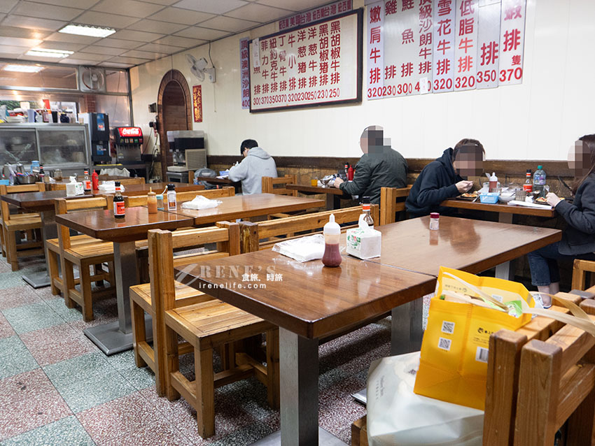 淡水老街老字號牛排店，牛排像臉一樣大，豬排一次給三塊！店內飲料無限暢飲
