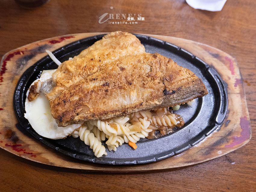 淡水老街老字號牛排店，牛排像臉一樣大，豬排一次給三塊！店內飲料無限暢飲