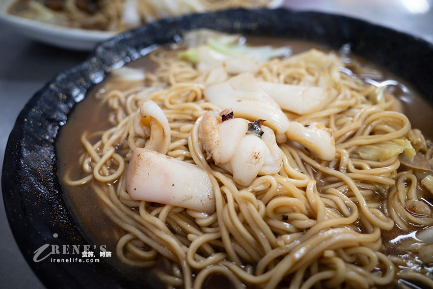 江寧路華江市場華江兄弟鱔魚麵，南部口味、鑊氣足，還有炒花枝麵和蔥爆豬肉燴飯