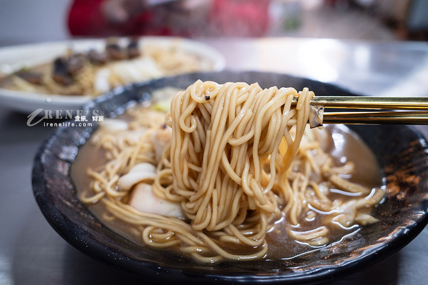 江寧路華江市場華江兄弟鱔魚麵，南部口味、鑊氣足，還有炒花枝麵和蔥爆豬肉燴飯