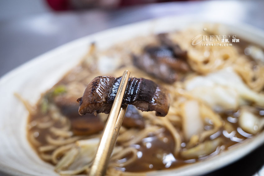 江寧路華江市場華江兄弟鱔魚麵，南部口味、鑊氣足，還有炒花枝麵和蔥爆豬肉燴飯