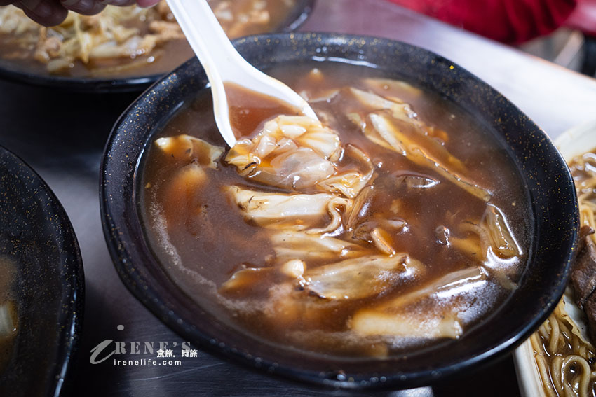 江寧路華江市場華江兄弟鱔魚麵，南部口味、鑊氣足，還有炒花枝麵和蔥爆豬肉燴飯