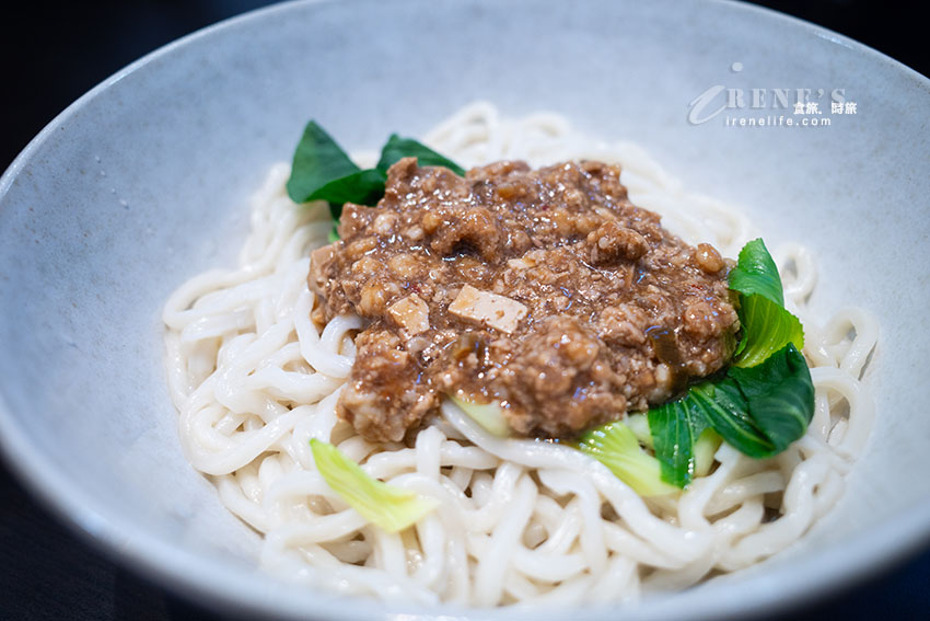 關渡美食，雙醬麵、炸醬麵都好吃，餛飩配牛肉雙重奏，吃的到整隻蝦的水餃一顆只要6塊錢