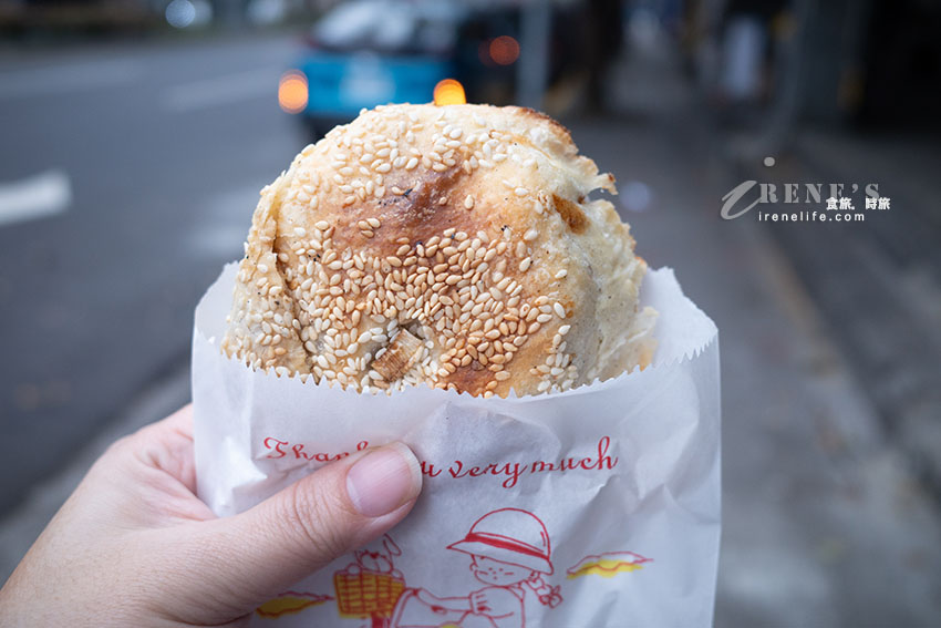 網譽台北最強胡椒餅！炭火直烤就是香，餅皮酥脆有嚼勁，肉餡胡椒香氣足