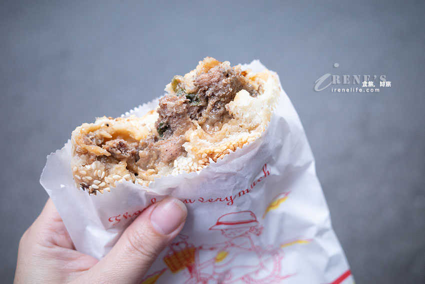 網譽台北最強胡椒餅！炭火直烤就是香，餅皮酥脆有嚼勁，肉餡胡椒香氣足