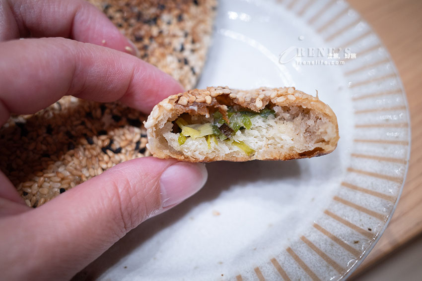 網譽台北最強胡椒餅！炭火直烤就是香，餅皮酥脆有嚼勁，肉餡胡椒香氣足