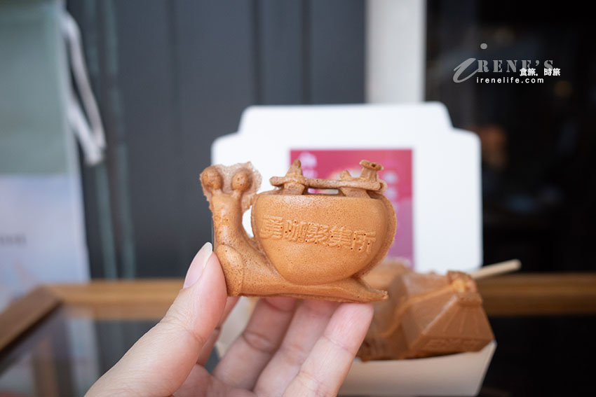 白沙屯必吃可愛的抬轎雞蛋糕，隱藏在小小的巷弄裡，坐在古樸的三合院內品嚐