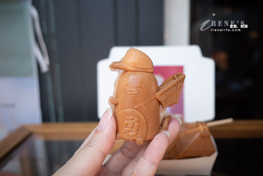 白沙屯必吃可愛的抬轎雞蛋糕，隱藏在小小的巷弄裡，坐在古樸的三合院內品嚐