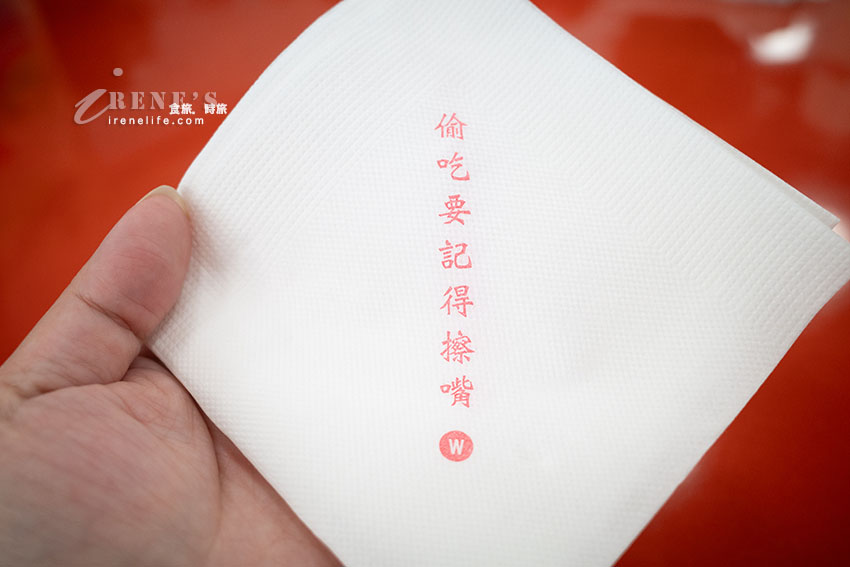 台北大巨蛋美食｜美式氛圍融入台式風味，炸雞皮薄肉多汁，薯條細長又酥脆，最愛沾松露醬